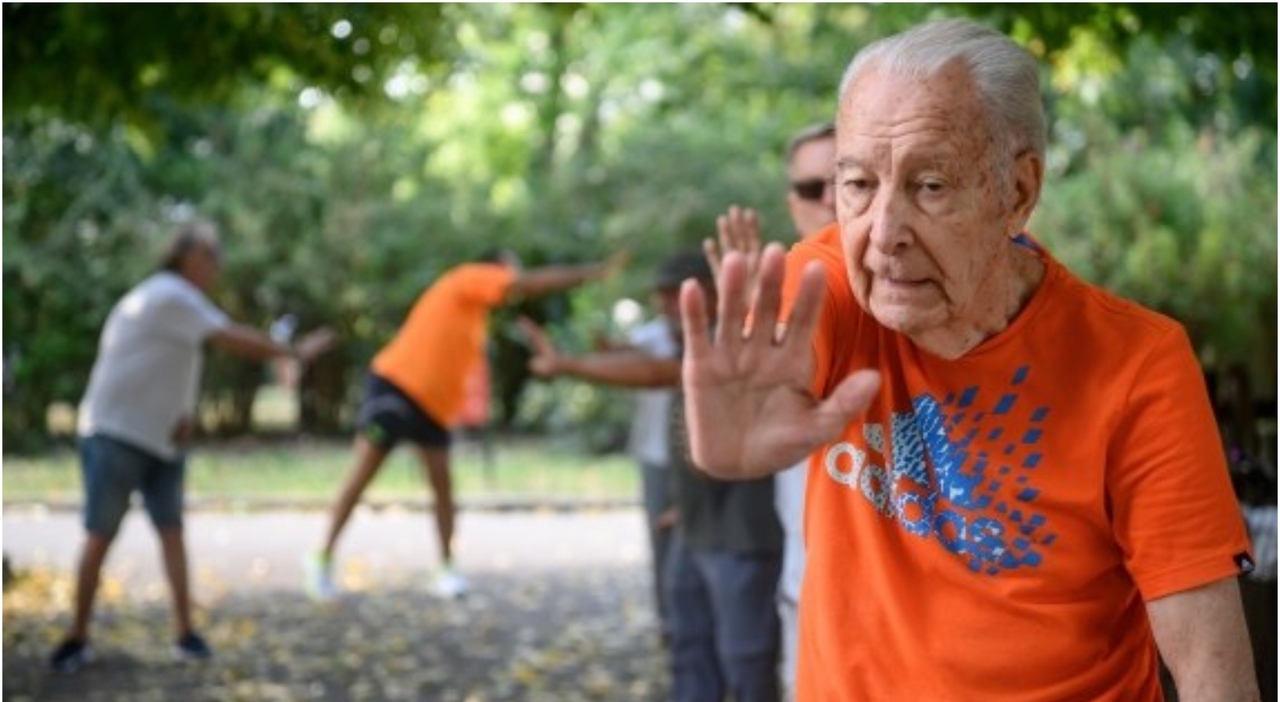 Gino Lastore istruttore di Thai Chi a 90 anni: «Ho preso spunto da alcuni personal trainer su TikTok, insegno a più di 100 persone» Gino Lastore istruttore di Thai Chi a 90 anni: «Ho preso spunto da alcuni personal trainer su TikTok, insegno a più di 100 persone»