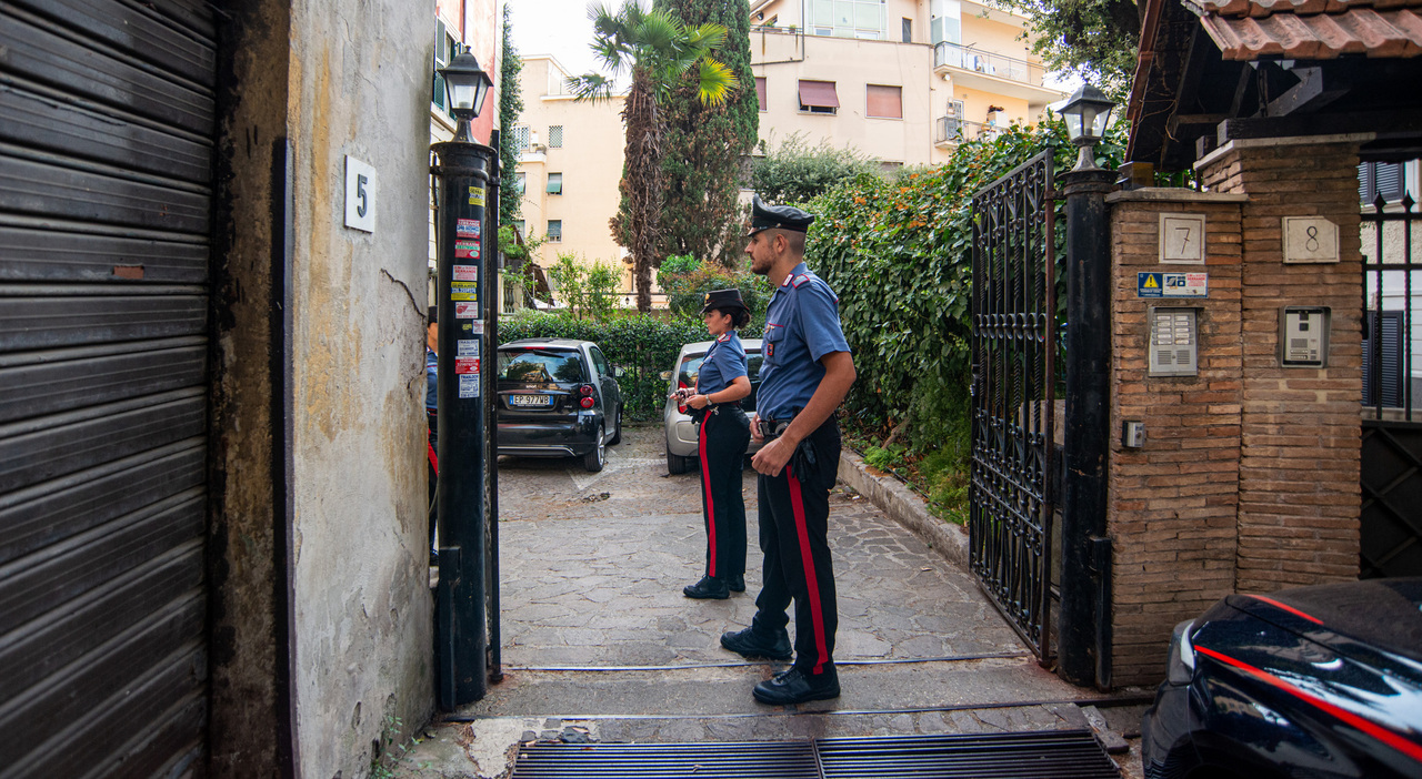 https://statics.cedscdn.it/photos/MED_HIGH/2025/08/20/9021926_20185859_cadavere_tetto_condominio_via_giovanni_cadolini_monteverde_vecchio_roma_oggi_20_8_2025.jpg