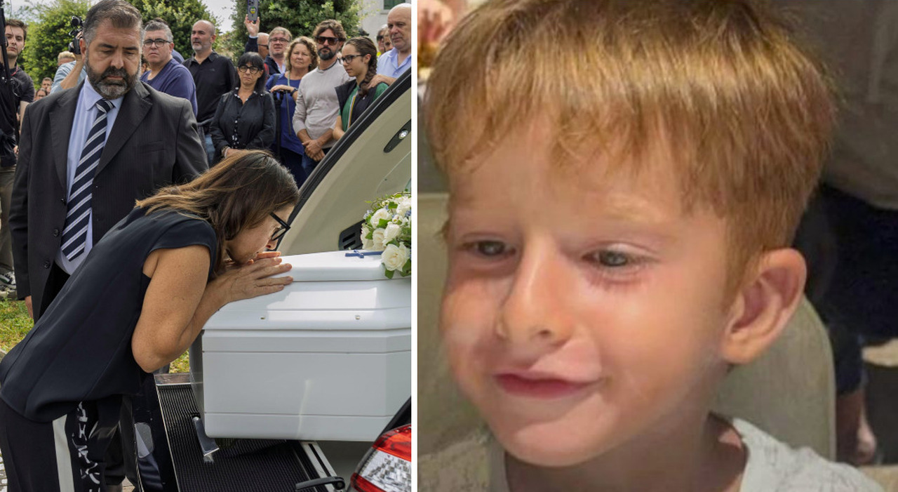 Carlo Panizzo annegato a Cavallino, 500 al funerale. Il papà: «Il suo amore era vero, non come sui social». Bambini in lacrime, il bacio alla bara bianca di mamma Dana
