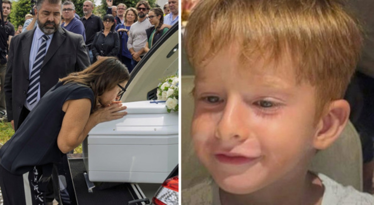 carlo panizzo la mamma bacia la bara bianca ai funerali il pap224 grazie per l amore che ci hai dato la tua vita ha avuto un senso