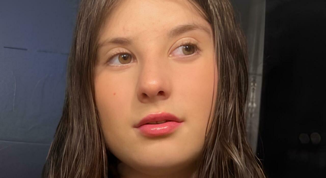 Matilde Valeri, mal di testa e stanchezza poi il malore fatale a 14 anni sulla spiaggia di Duna Verde durante la vacanza con la famiglia. Il papà: «Era bella come il sole»
