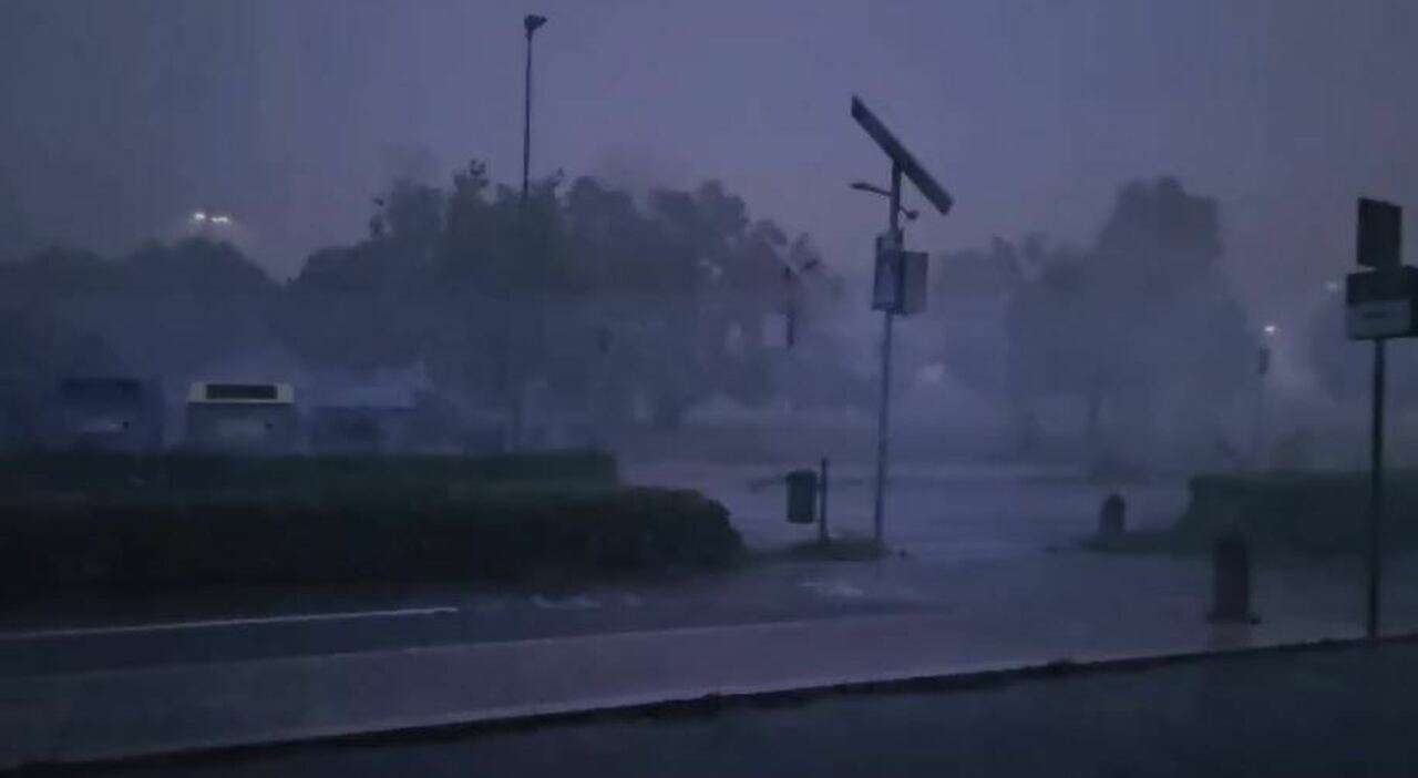 Grandine su Pesaro, anche il black out in alcune zone della città VIDEO