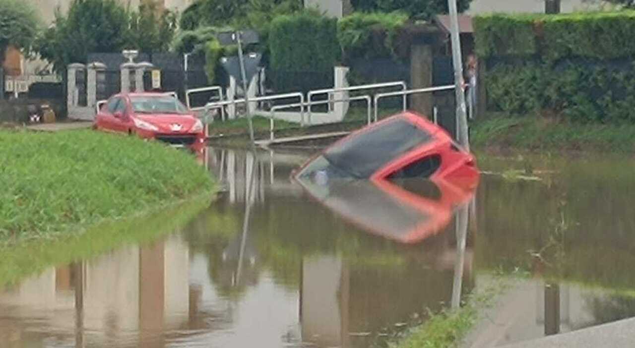 Maltempo, nubifragio tra Venezia e Padova: strade allagate e blackout diffusi. Luca Zaia dichiara lo stato di emergenza Maltempo, nubifragio tra Venezia e Padova: strade allagate e blackout diffusi. Luca Zaia dichiara lo stato di emergenza