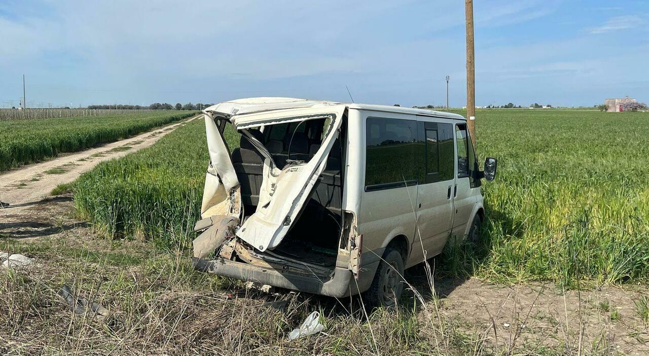 Incidente, morta una 28enne: auto contro furgone di braccianti, quattro i feriti Incidente, morta una 28enne: auto contro furgone di braccianti, quattro i feriti