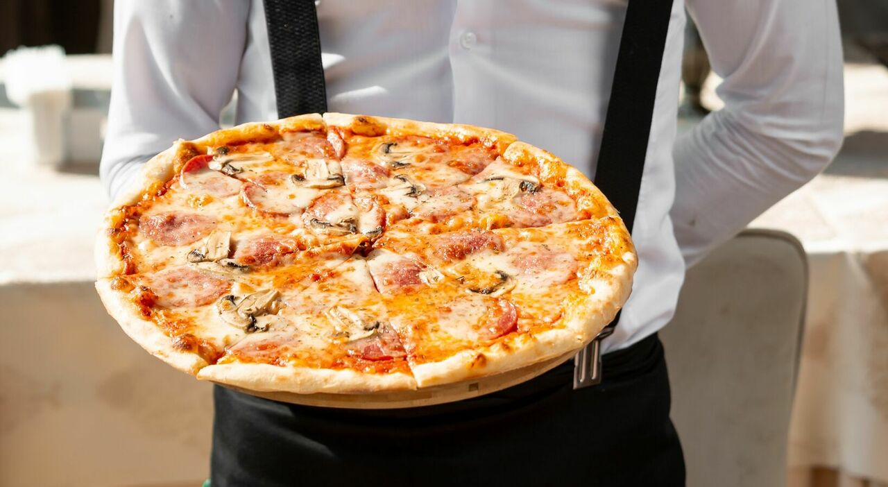 https://statics.cedscdn.it/photos/MED_HIGH/2025/08/21/9023550_21145139_cliente_lamenta_attesa_cameriere_lancia_pizza_lite_forte_dei_marmi_oggi_21_8_2025.jpg
