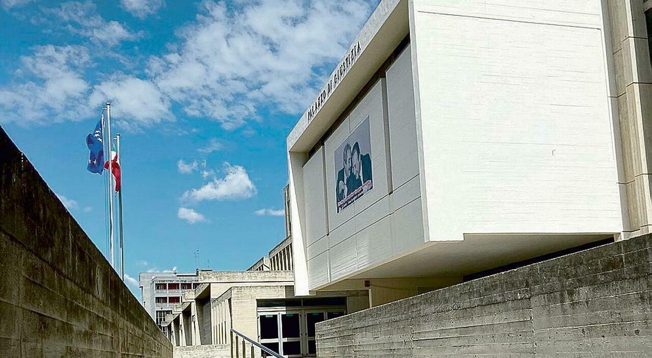 «Mandami le tue foto, pregherò per te»: sotto inchiesta un