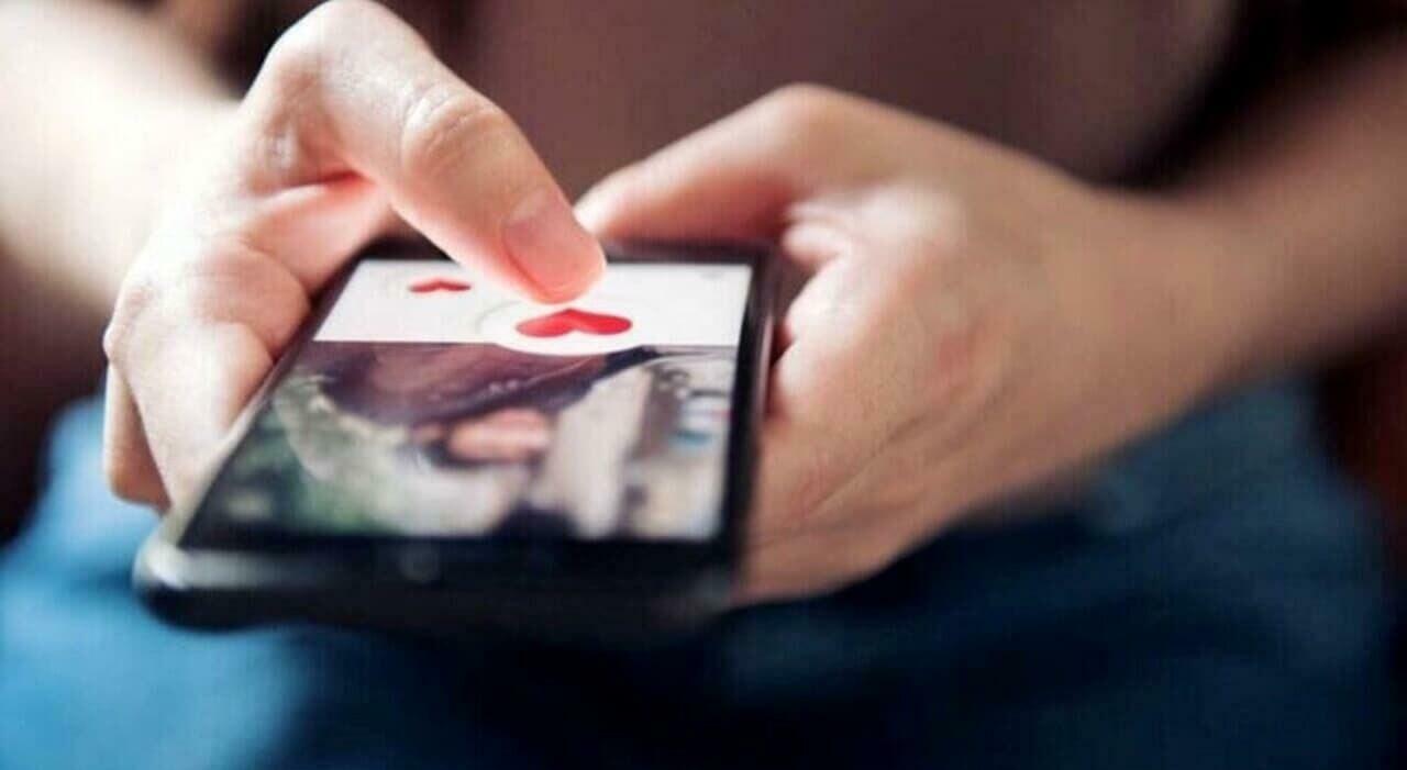 Si fingono una ragazza e ricattano un 15enne: «Paga o tutti vedranno le tue foto hard» Si fingono una ragazza e ricattano un 15enne: «Paga o tutti vedranno le tue foto hard»