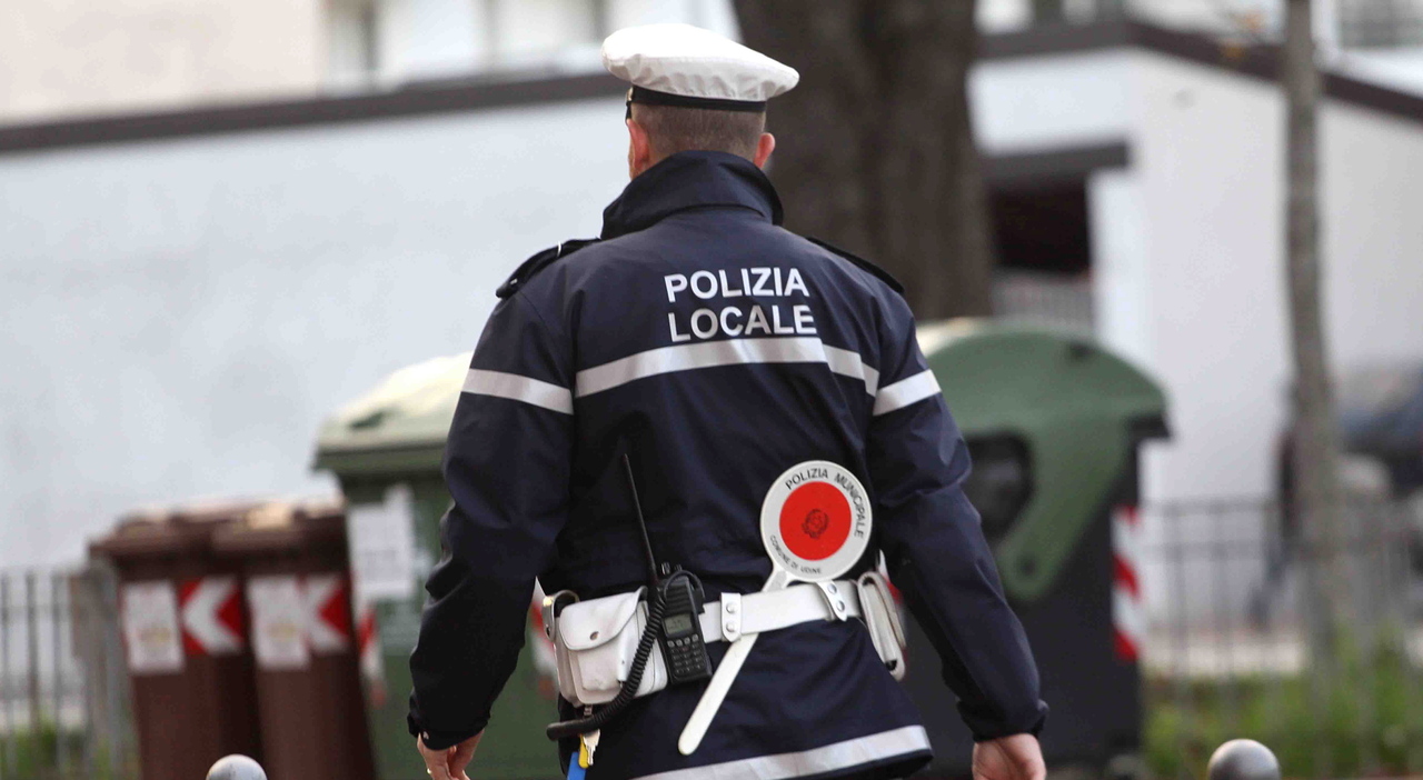 https://statics.cedscdn.it/photos/MED_HIGH/2025/08/21/9023822_21201837_aggressione_comando_polizia_locale_feriti_vigili.jpg