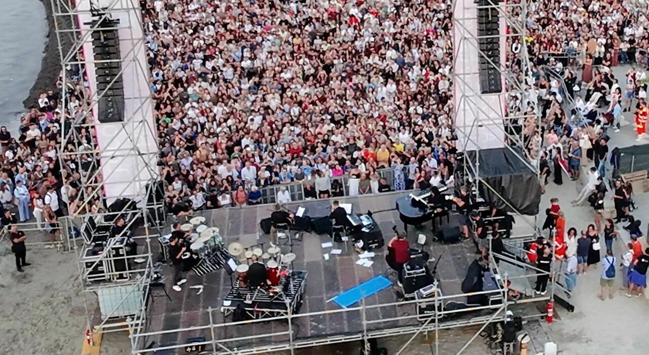 il sole poi non 232 stato cos236 timido magia all alba con brunori sas in migliaia al concerto