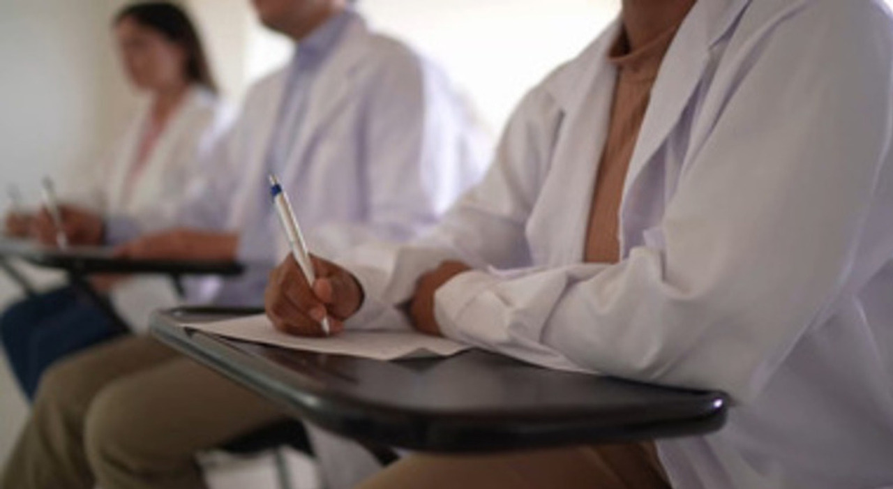 https://statics.cedscdn.it/photos/MED_HIGH/2025/08/22/9024998_22084807_medicina_corsi_per_superare_semestre_filtro_truffa_oggi_22_8_2025.jpg