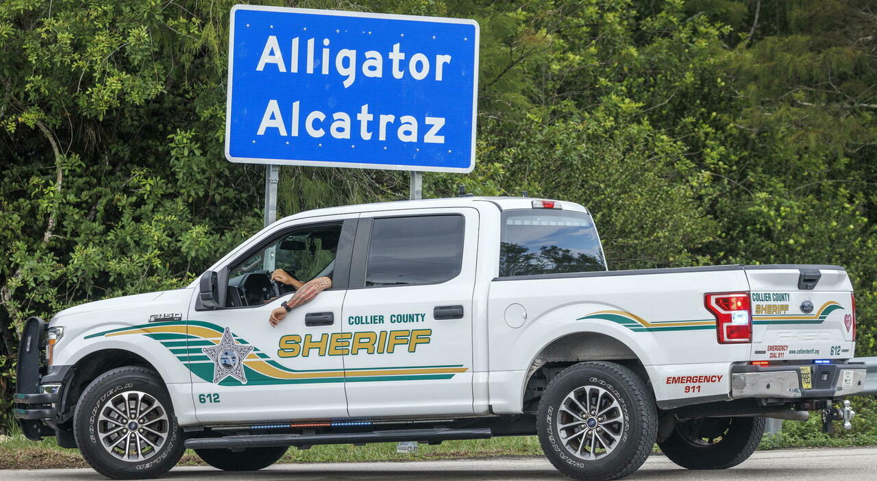 alligator alcatraz giudice di miami ordina la chiusura del carcere per immigrati entro 60 giorni