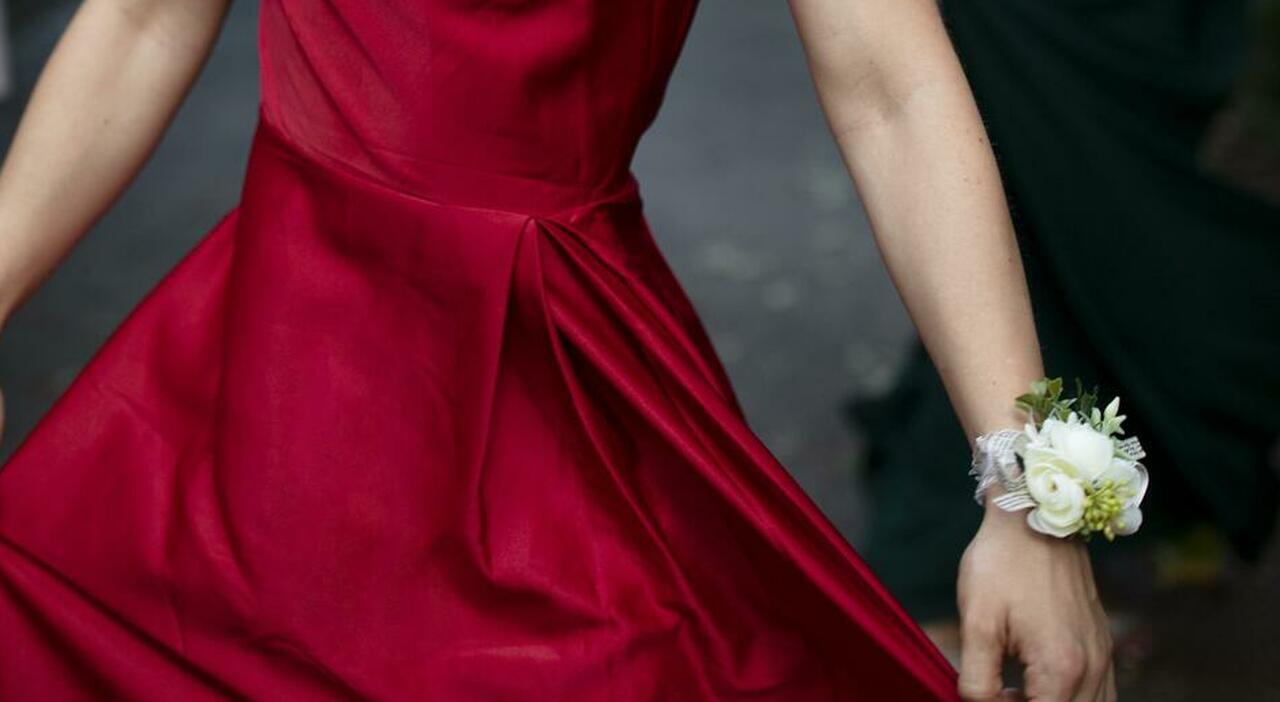 https://statics.cedscdn.it/photos/MED_HIGH/2025/08/22/9025237_22142250_portrait_young_woman_her_friends_prom.jpg
