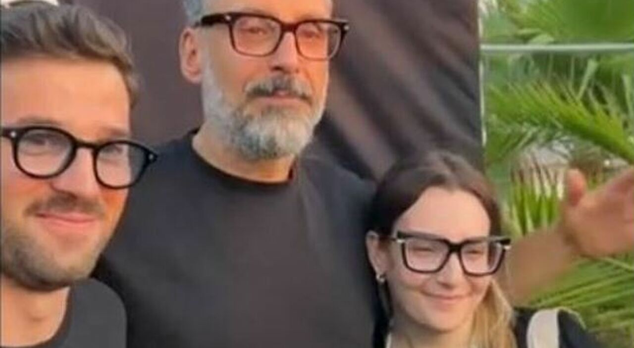 https://statics.cedscdn.it/photos/MED_HIGH/2025/08/22/9025263_22153646_proposta_matrimonio_concerto_brunori_sas_lecce1.jpg