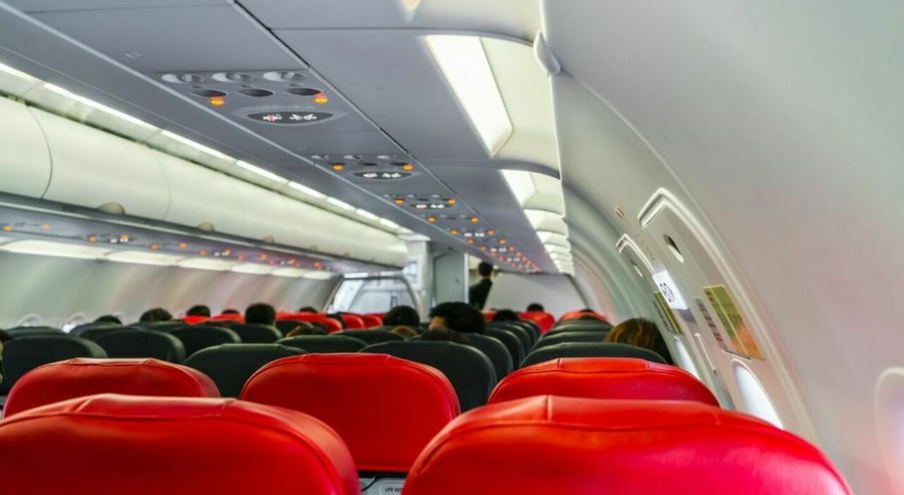 https://statics.cedscdn.it/photos/MED_HIGH/2025/08/22/9025265_22150902_aereo_atterraggio_emergenza_germania_passeggera_ubriaca_volo_oggi_22_8_2025.jpg