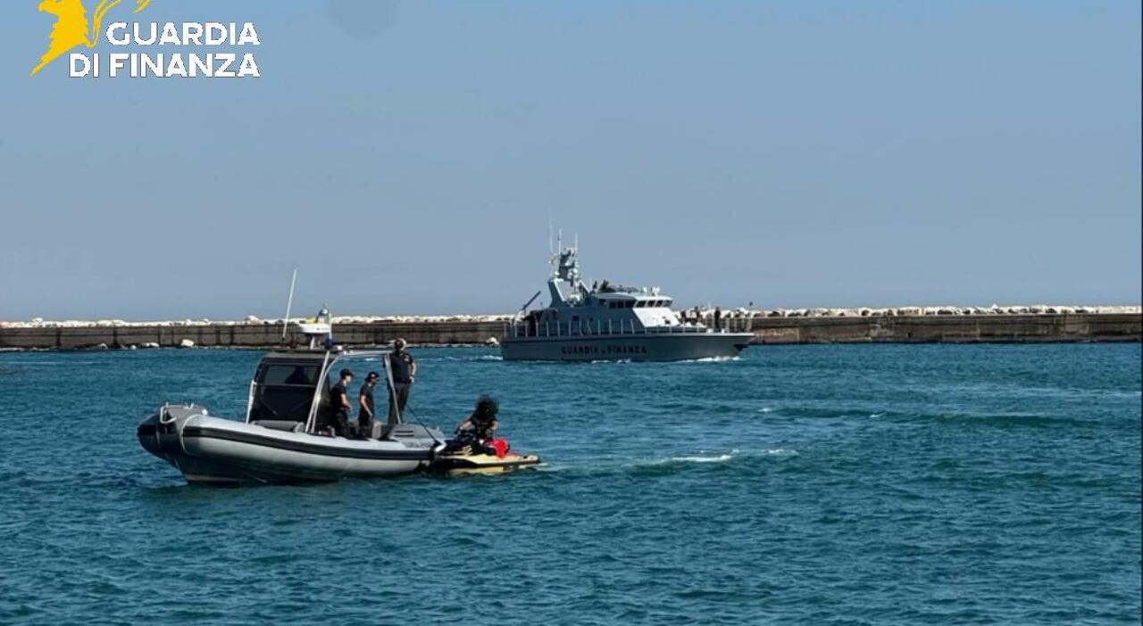 Allarme a Gaeta: Jet Ski da 90 km/h tra i bagnanti, intervenuta la Guardia di Finanza