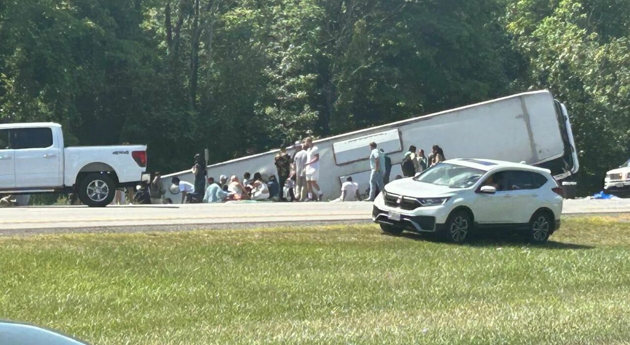 https://statics.cedscdn.it/photos/MED_HIGH/2025/08/23/9026675_23070207_bus_turisti_ribaltato_new_york_cosa_e_successo_morti_vittime_autista_niagara_oggi_23_8_2025.jpg