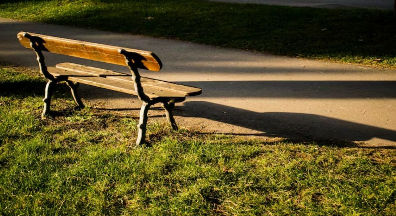 violenza sessuale su una 17enne al parco una passante riconosce il segnale d aiuto e d224 l allarme