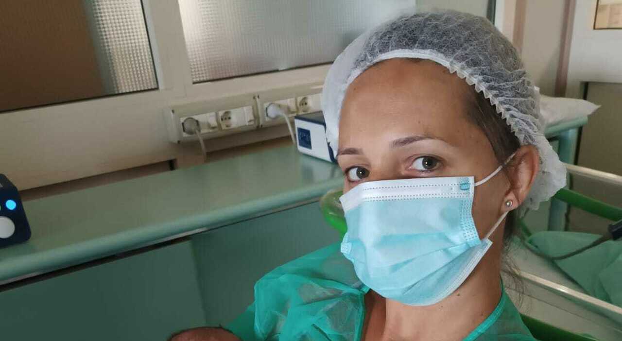 non fa in tempo ad arrivare in ospedale e partorisce in strada mamma e figlia stanno bene