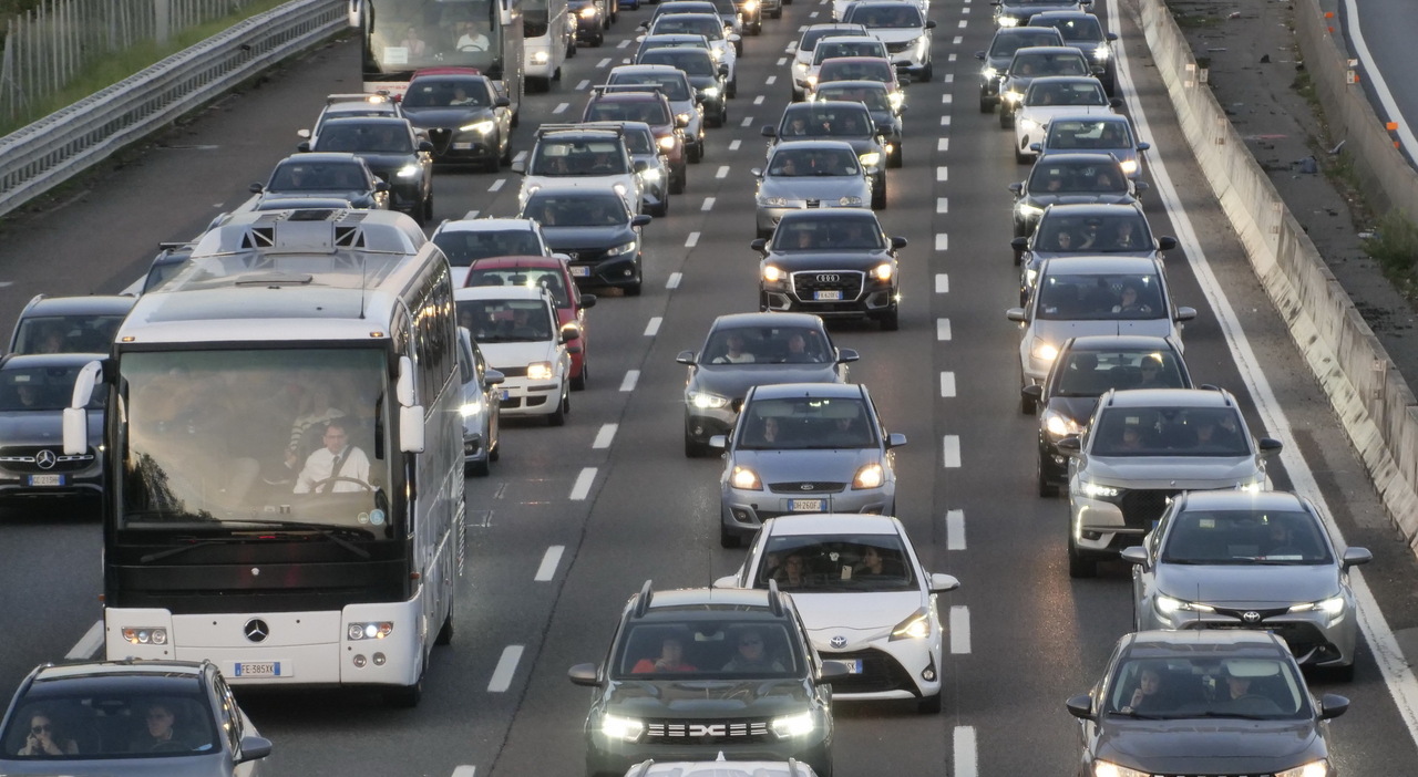 Traffico da bollino rosso, per il controesodo 12 milioni di auto in transito: divieti, cantieri chiusi e strade da evitare Traffico da bollino rosso, per il controesodo 12 milioni di auto in transito: divieti, cantieri chiusi e strade da evitare