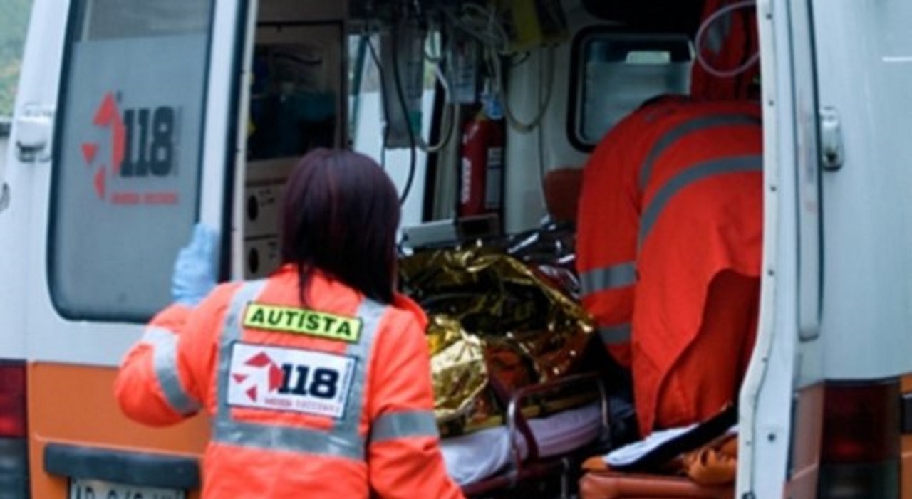 bambina di 7 anni precipita dal balcone della casa dei parenti durante le vacanze con mamma e pap224 232 gravissima il volo dal quinto piano e la corsa in ospedale