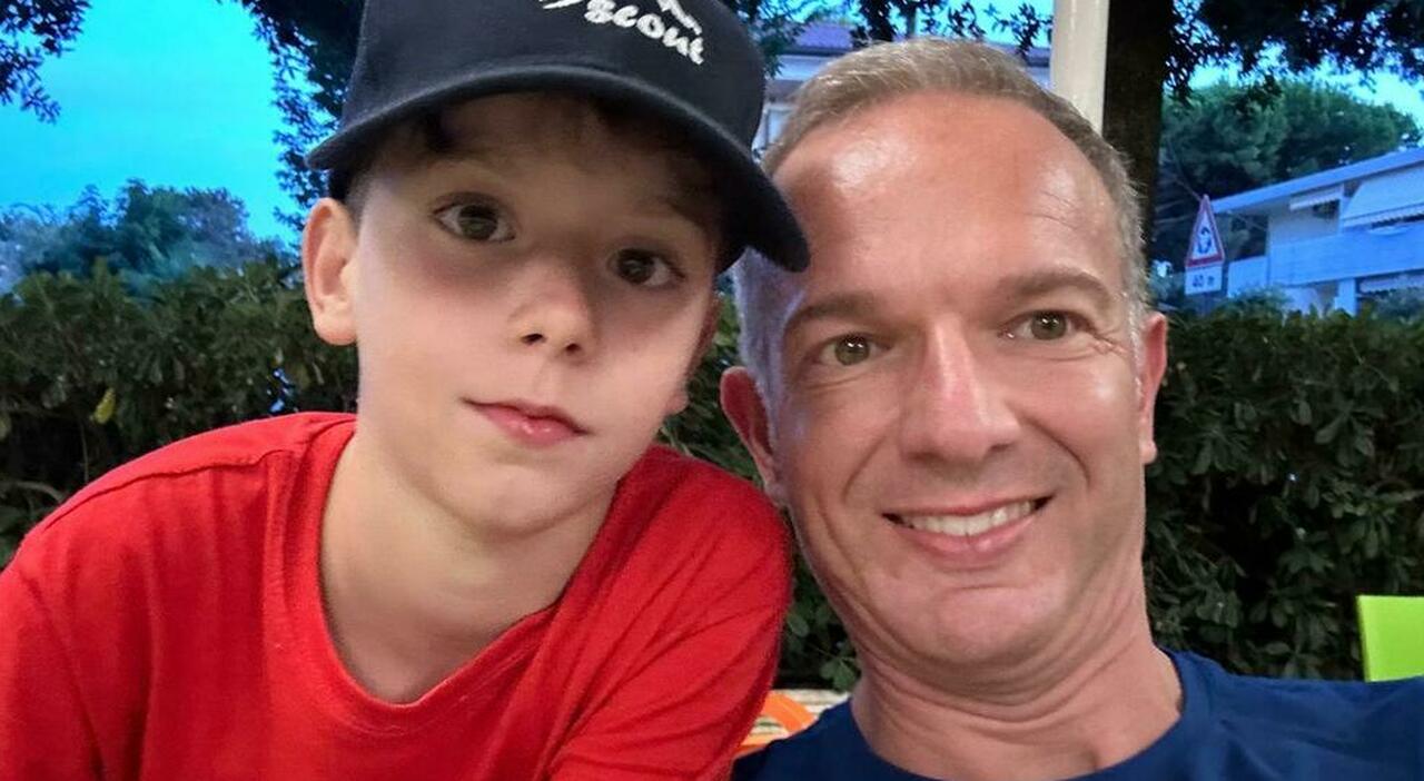 Giacomo Rossetto di 10 anni e il sogno di fare la linea più lunga del mondo mentre mangia la granita sulla spiaggia. Il papà: «?Vuole entrare nel Guinness World Record» Giacomo Rossetto di 10 anni e il sogno di fare la linea più lunga del mondo mentre mangia la granita sulla spiaggia. Il papà: «?Vuole entrare nel Guinness World Record»
