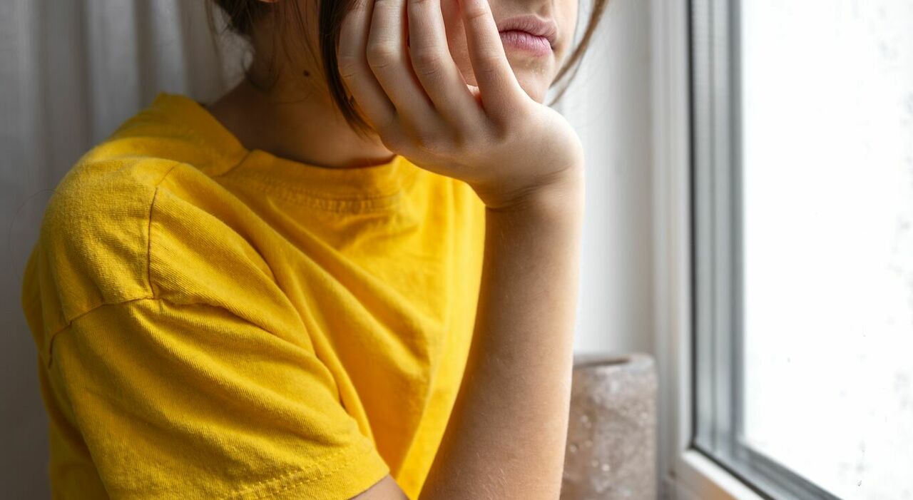 Tiene la figlia di 12 anni segregata in casa, malnutrita e nella sporcizia. Poi attacca le assistenti sociali con una catena Tiene la figlia di 12 anni segregata in casa, malnutrita e nella sporcizia. Poi attacca le assistenti sociali con una catena