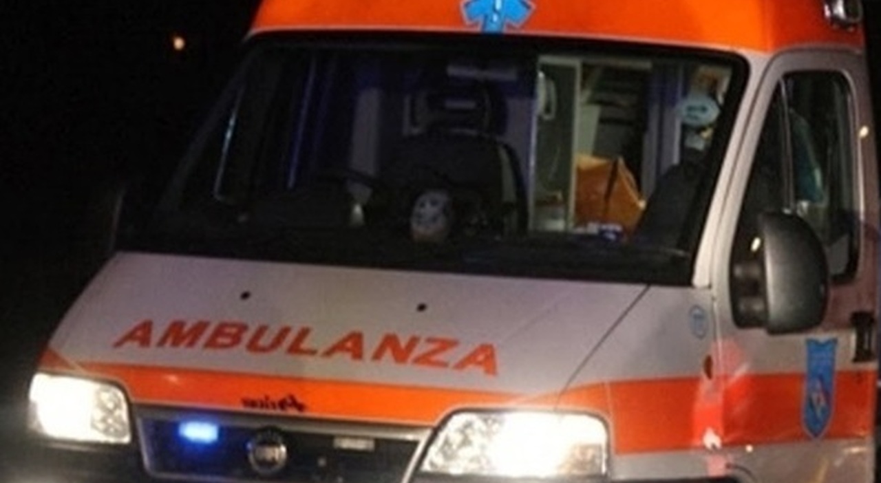 https://statics.cedscdn.it/photos/MED_HIGH/2025/08/24/9028394_24100754_ambulanza_notte.jpg