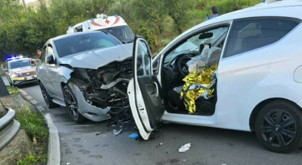 Scontro frontale tra due auto: morto un 22enne alla guida, grave la ...