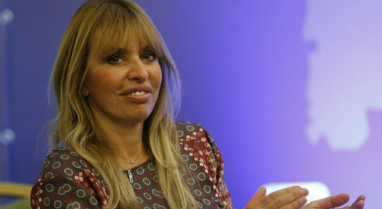 https://statics.cedscdn.it/photos/MED_HIGH/2025/08/24/9028454_24113153_7965963_29190229_alessandra_mussolini.jpg