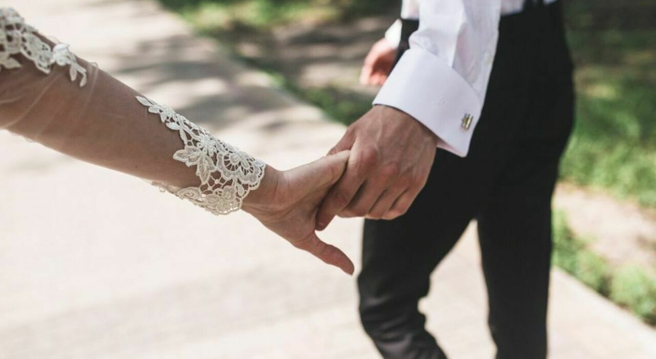 https://statics.cedscdn.it/photos/MED_HIGH/2025/08/24/9028504_24124101_gas_lacrimogeni_festeggiare_matrimonio_sposo_morto_feriti_ben_guerdane_tunisia_oggi_24_8_2025.jpg