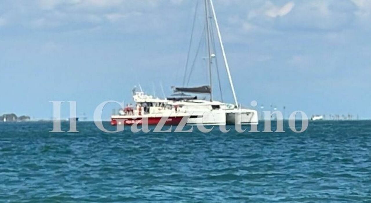 catamarano alla deriva a bordo trovato morto lo skipper per un malore sull imbarcazione anche un gruppo di stranieri tra cui un minorenne