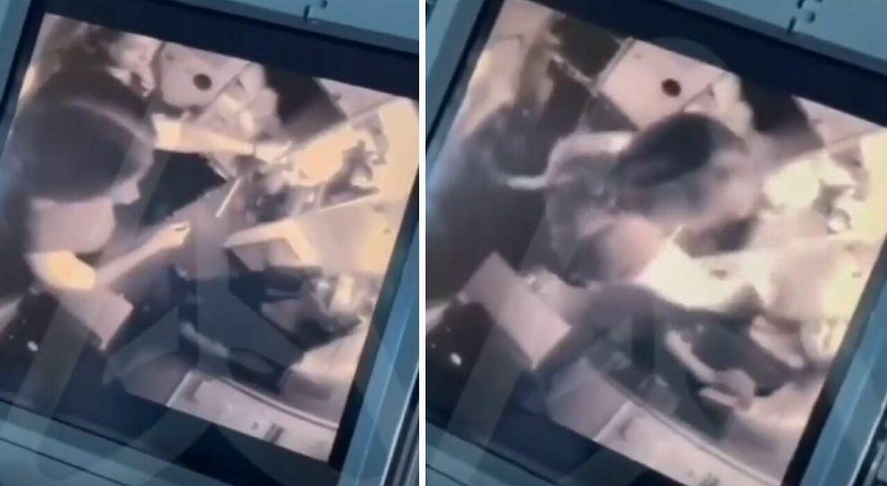https://statics.cedscdn.it/photos/MED_HIGH/2025/08/24/9028582_24151402_rissa_aereo_passeggera_aggredisce_hostess_video_russia_oggi_24_8_2025.jpg