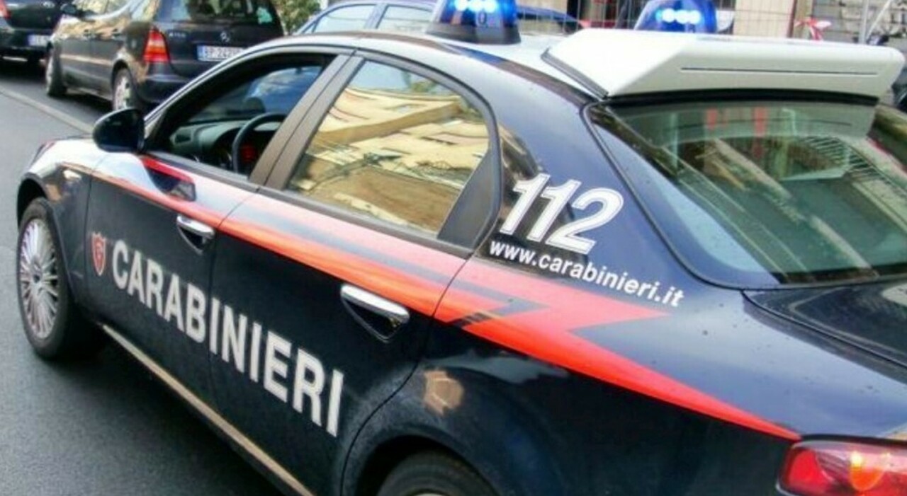 Spari contro le auto nella notte: indagano i carabinieri Spari contro le auto nella notte: indagano i carabinieri