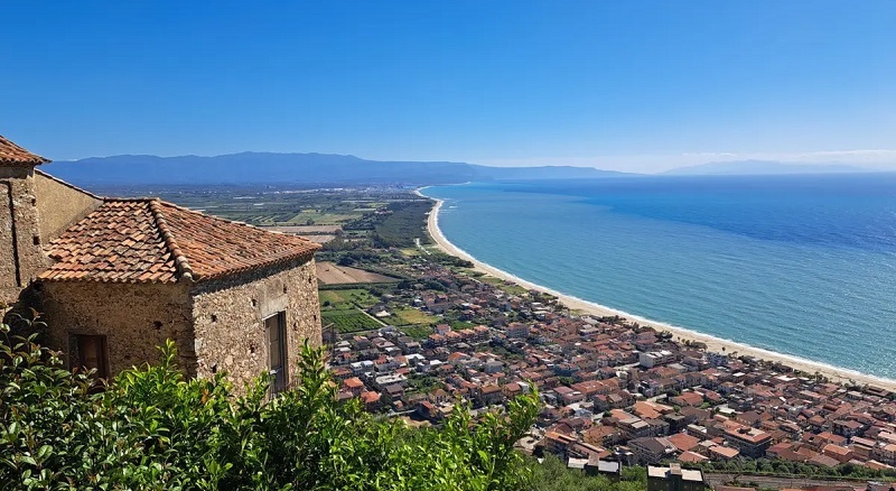 Calabria, 60 vacanzieri napoletani intossicati dopo un pranzo: avevano mangiato wrustel Calabria, 60 vacanzieri napoletani intossicati dopo un pranzo: avevano mangiato wrustel