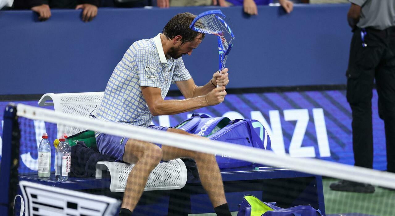 https://statics.cedscdn.it/photos/MED_HIGH/2025/08/25/9029849_25091345_medvedev_distrugge_racchetta_fotografo_campo_match_point_vittoria_bonzi_cosa_e_successo_us_open_oggi_25_8_2025.jpg