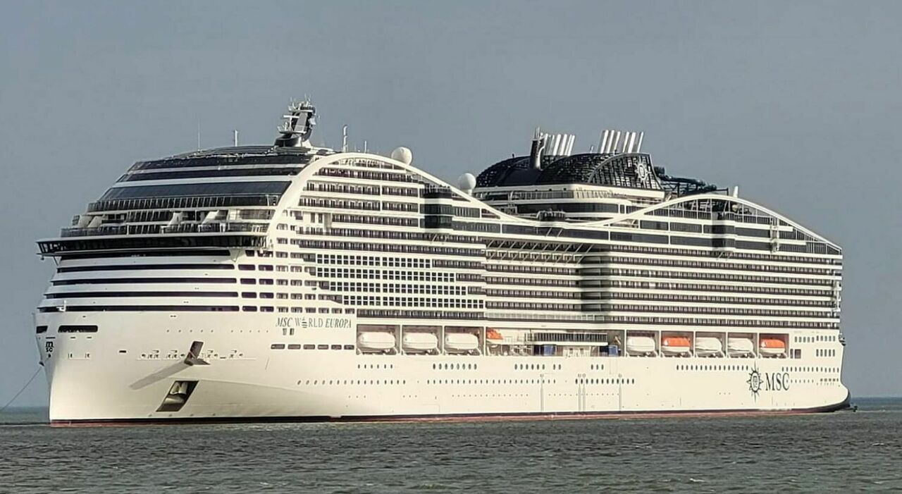 Avaria per la Msc World Europa: la nave poi riprende la navigazione verso Napoli Avaria per la Msc World Europa: la nave poi riprende la navigazione verso Napoli