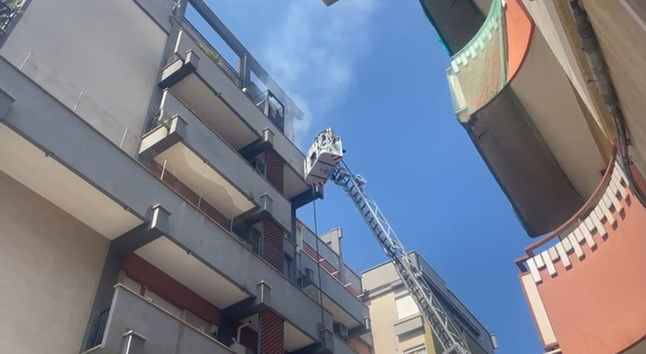 Incendio al quarto piano: paura tra i residenti in una palazzina. Evacuate decine di persone Incendio al quarto piano: paura tra i residenti in una palazzina. Evacuate decine di persone
