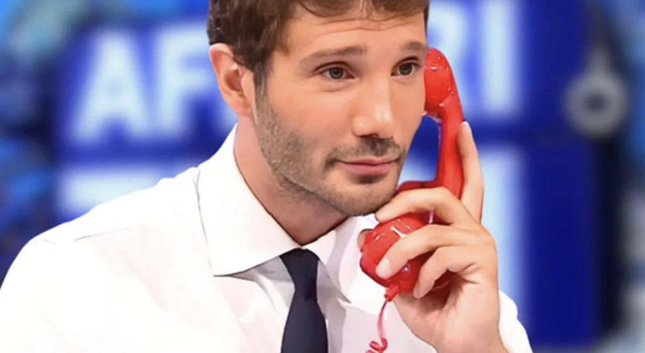 https://statics.cedscdn.it/photos/MED_HIGH/2025/08/25/9030255_25173512_stefano_de_martino_affari_tuoi.jpg