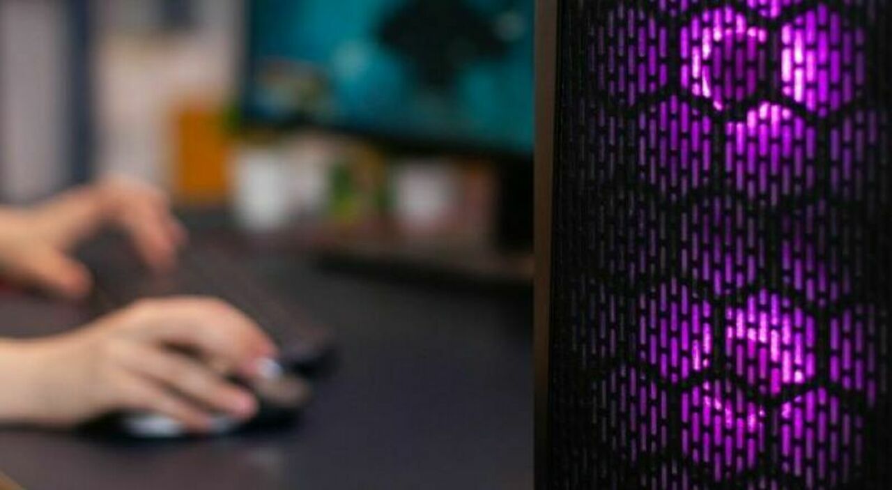 Ragazzo trovato morto davanti al pc con una maschera antigas: l?ombra delle challenge online e il liquido refrigerante. Cosa sappiamo Ragazzo trovato morto davanti al pc con una maschera antigas: l?ombra delle challenge online e il liquido refrigerante. Cosa sappiamo