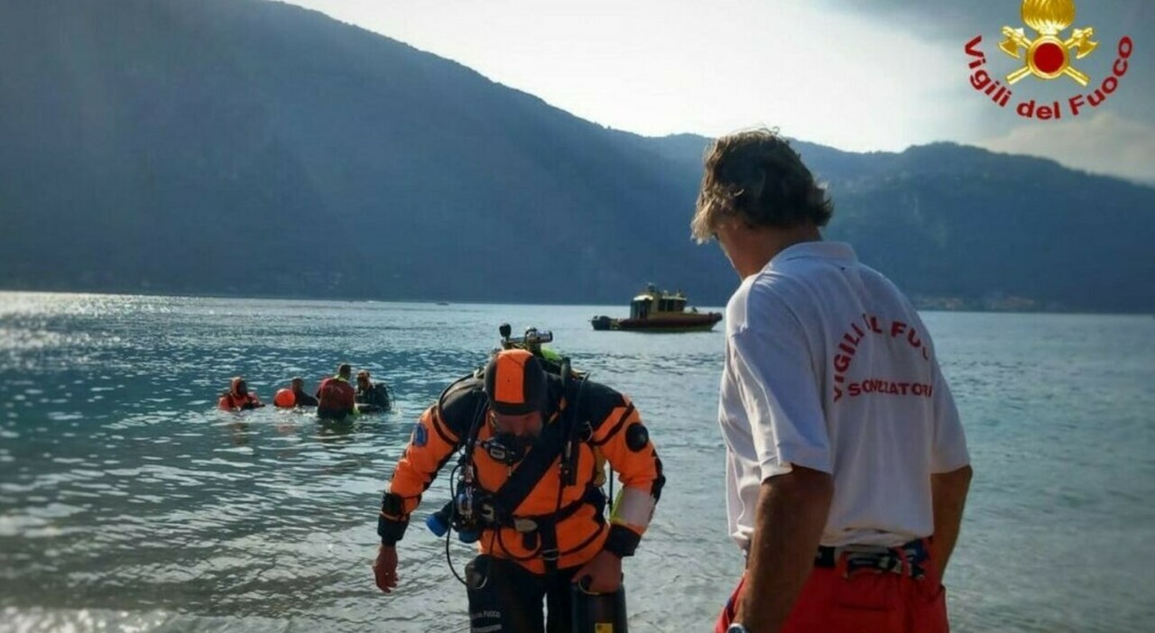 Lago di Como, salva i due figli piccoli caduti dalla barca ma non riemerge: l Lago di Como, salva i due figli piccoli caduti dalla barca ma non riemerge: l