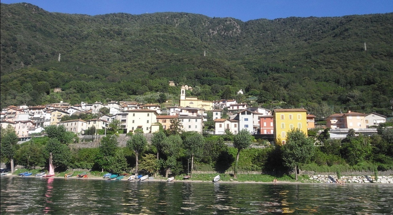https://statics.cedscdn.it/photos/MED_HIGH/2025/08/25/9030354_25192458_lago_annega_salva_figli.jpg