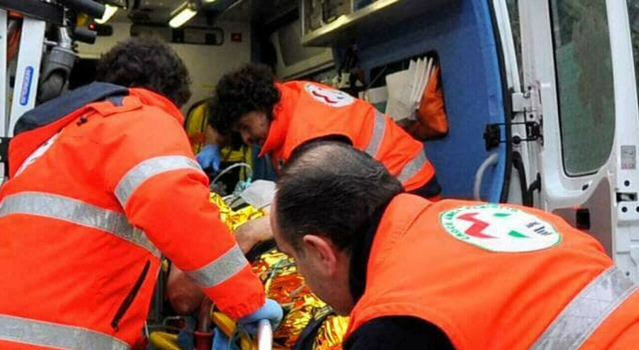 Prof si rifiuta di dare una sigaretta e viene accoltellato in strada: la lama conficcata nella spina dorsale a pochi millimetri dall Prof si rifiuta di dare una sigaretta e viene accoltellato in strada: la lama conficcata nella spina dorsale a pochi millimetri dall