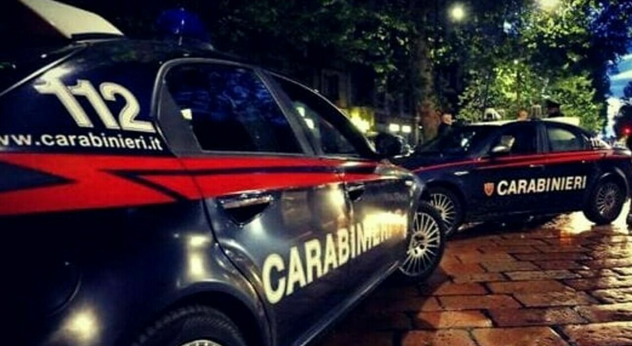Prof si rifiuta di dare una sigaretta e viene accoltellato in strada: la lama conficcata nella spina dorsale a pochi millimetri dall
