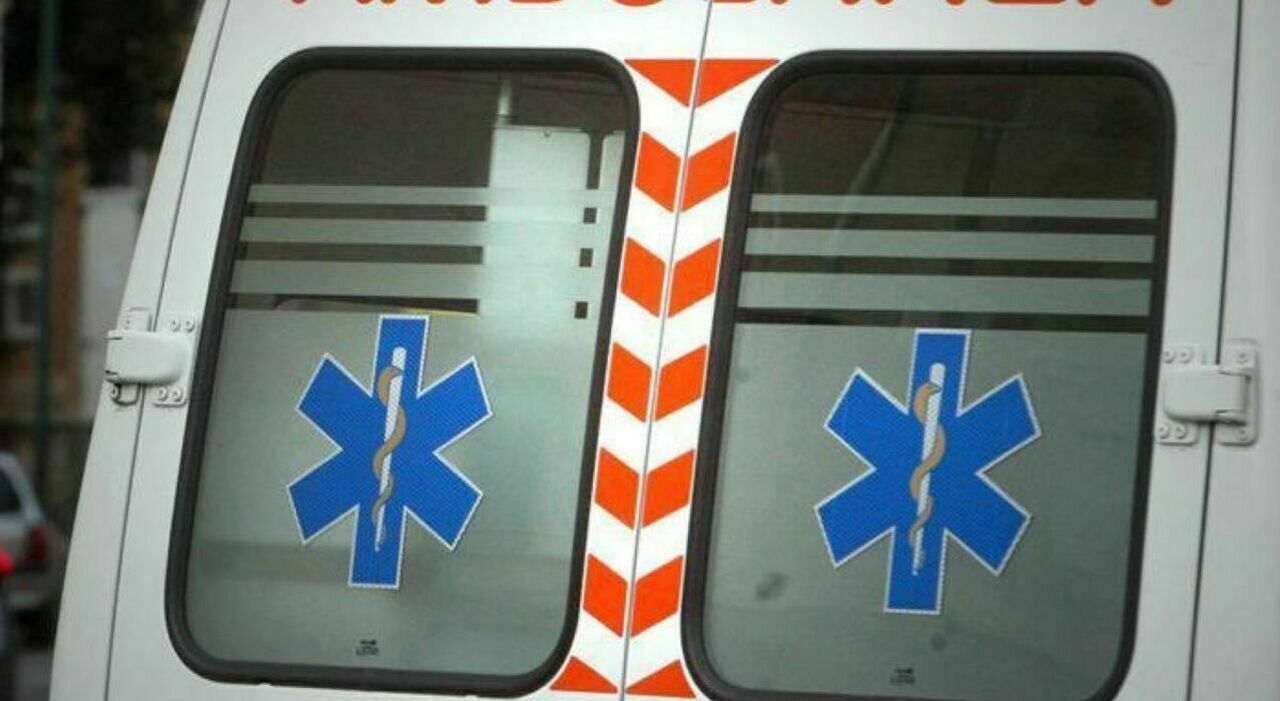 Prof si rifiuta di dare una sigaretta, accoltellato in strada da un giovane: la lama conficcata nella spina dorsale Prof si rifiuta di dare una sigaretta, accoltellato in strada da un giovane: la lama conficcata nella spina dorsale