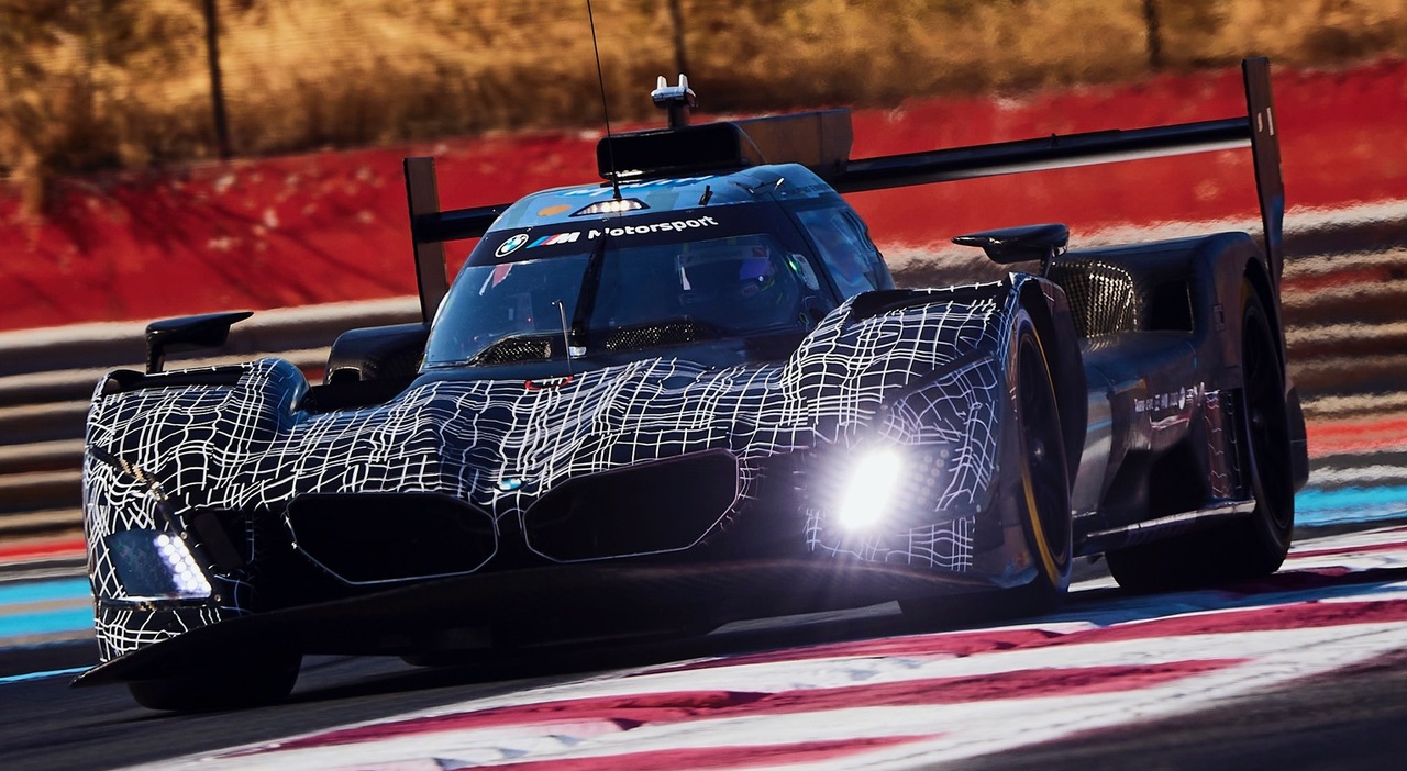 la BMW M Hybrid V8 LMDh con la livrea camuffata