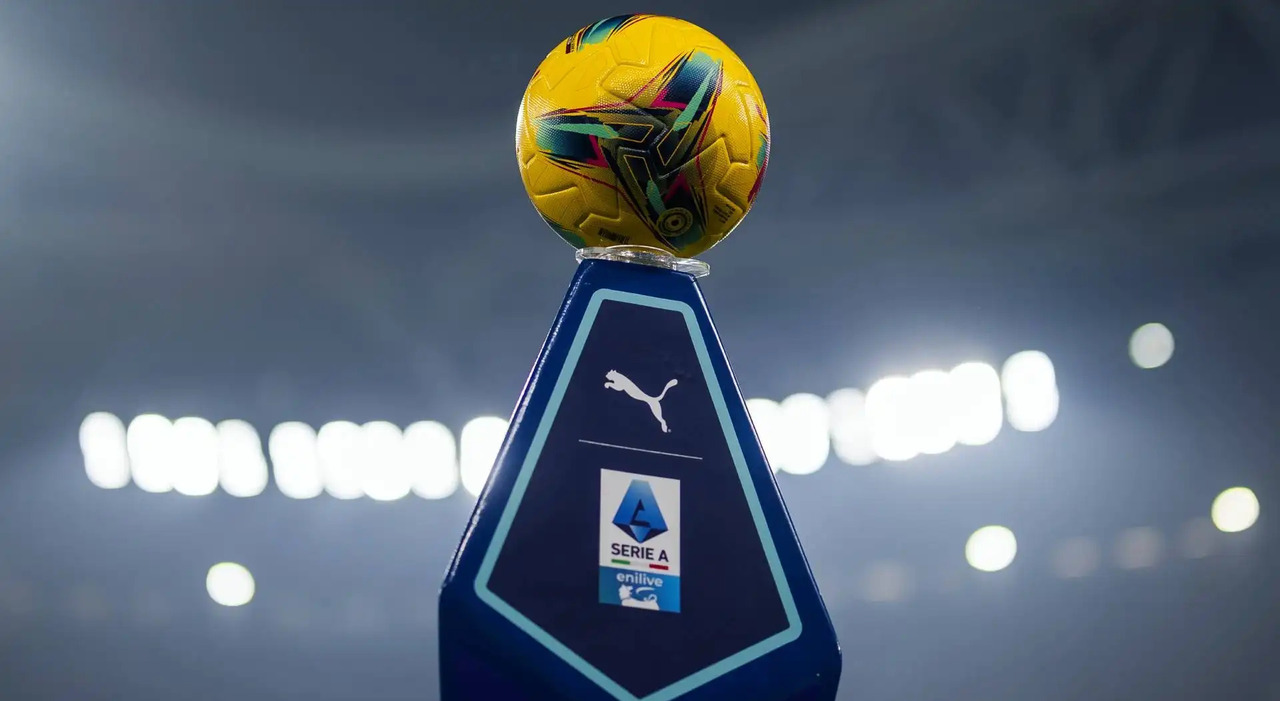 https://statics.cedscdn.it/photos/MED_HIGH/2025/08/26/9031828_26124856_pallone_serie_a_1301992photogallery.jpg