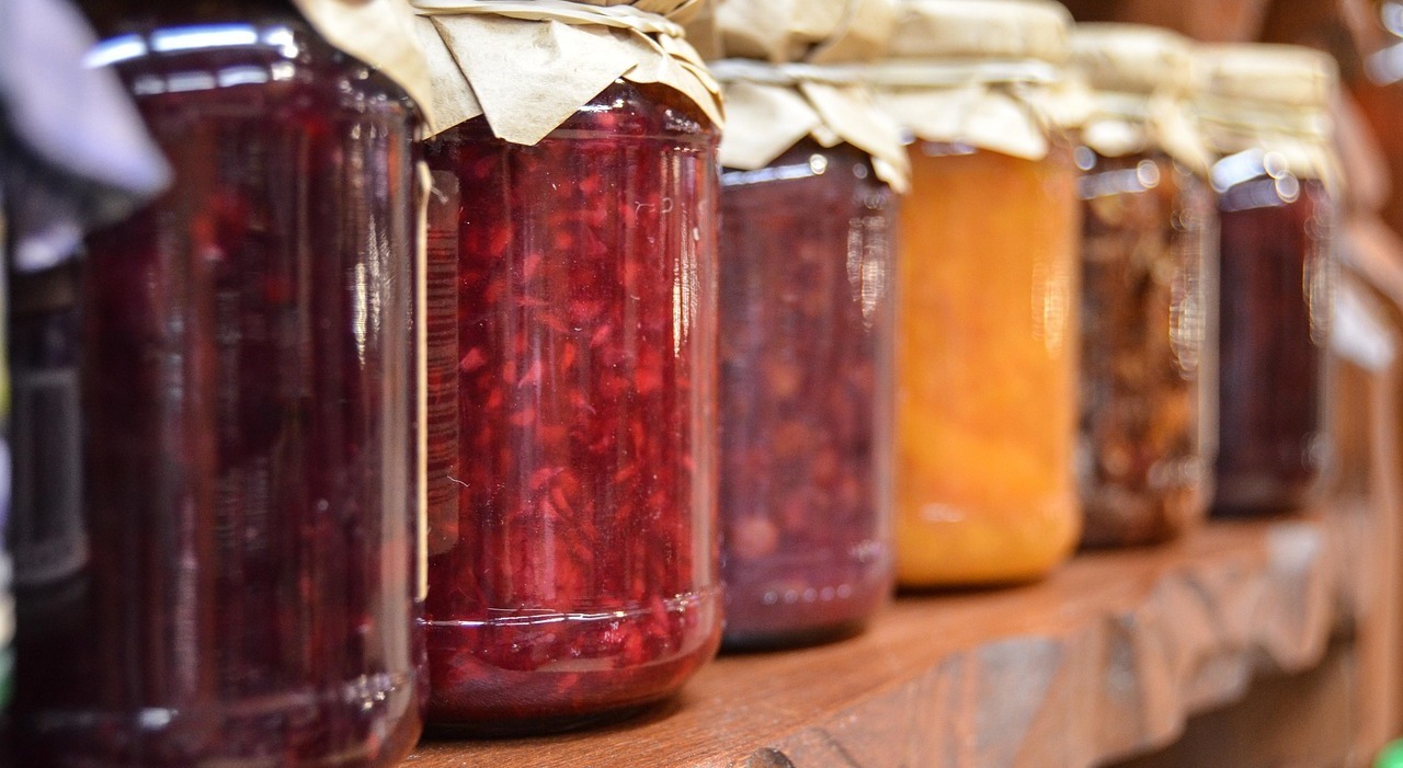 allarme botulino i nas sequestrano 700 chili di conserve passata di pomodoro lavorata dentro un paiolo arrugginito nello stoccaggio guano polvere e ragnatele