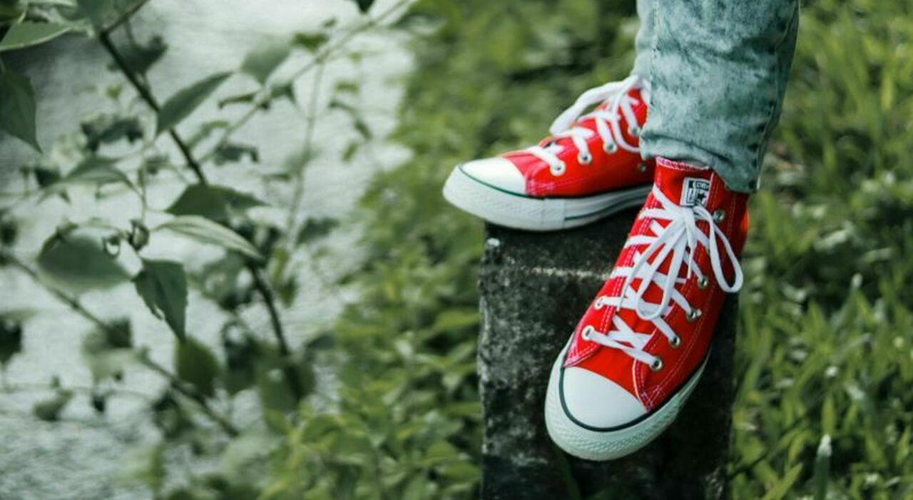 https://statics.cedscdn.it/photos/MED_HIGH/2025/08/26/9031919_26144831_scarpe_rosse.jpg