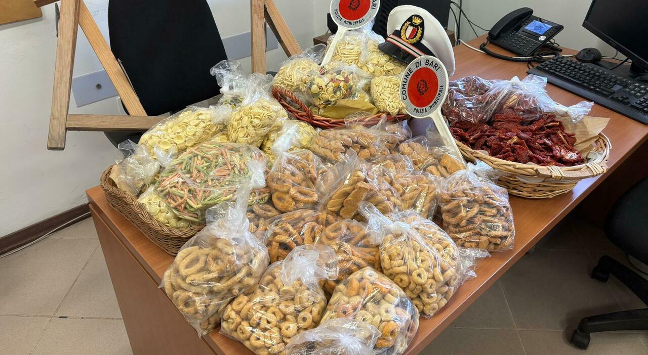Confezioni senza etichetta, blitz a Bari Vecchia: sequestrati 40 chili di orecchiette, taralli e pomodori secchi Confezioni senza etichetta, blitz a Bari Vecchia: sequestrati 40 chili di orecchiette, taralli e pomodori secchi