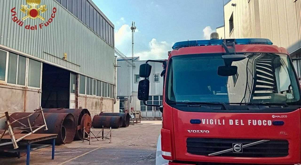 Operaio di 54 anni travolto da un cilindro metallico di 8 quintali: è grave Operaio di 54 anni travolto da un cilindro metallico di 8 quintali: è grave
